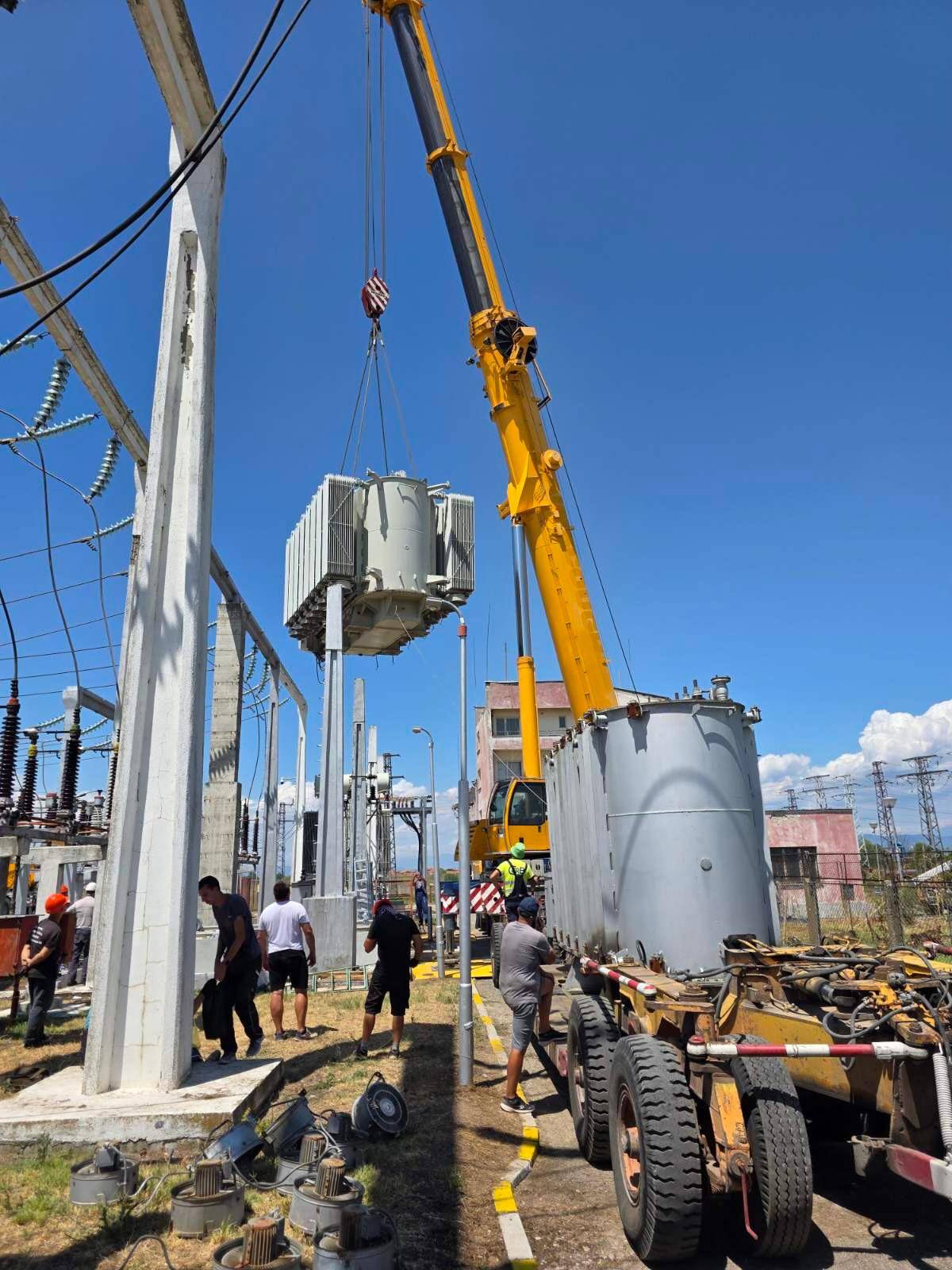 Вчера на място в авариралата подстанция 110/20 kV Вчера на място в авариралата подстанция 110/20 kV